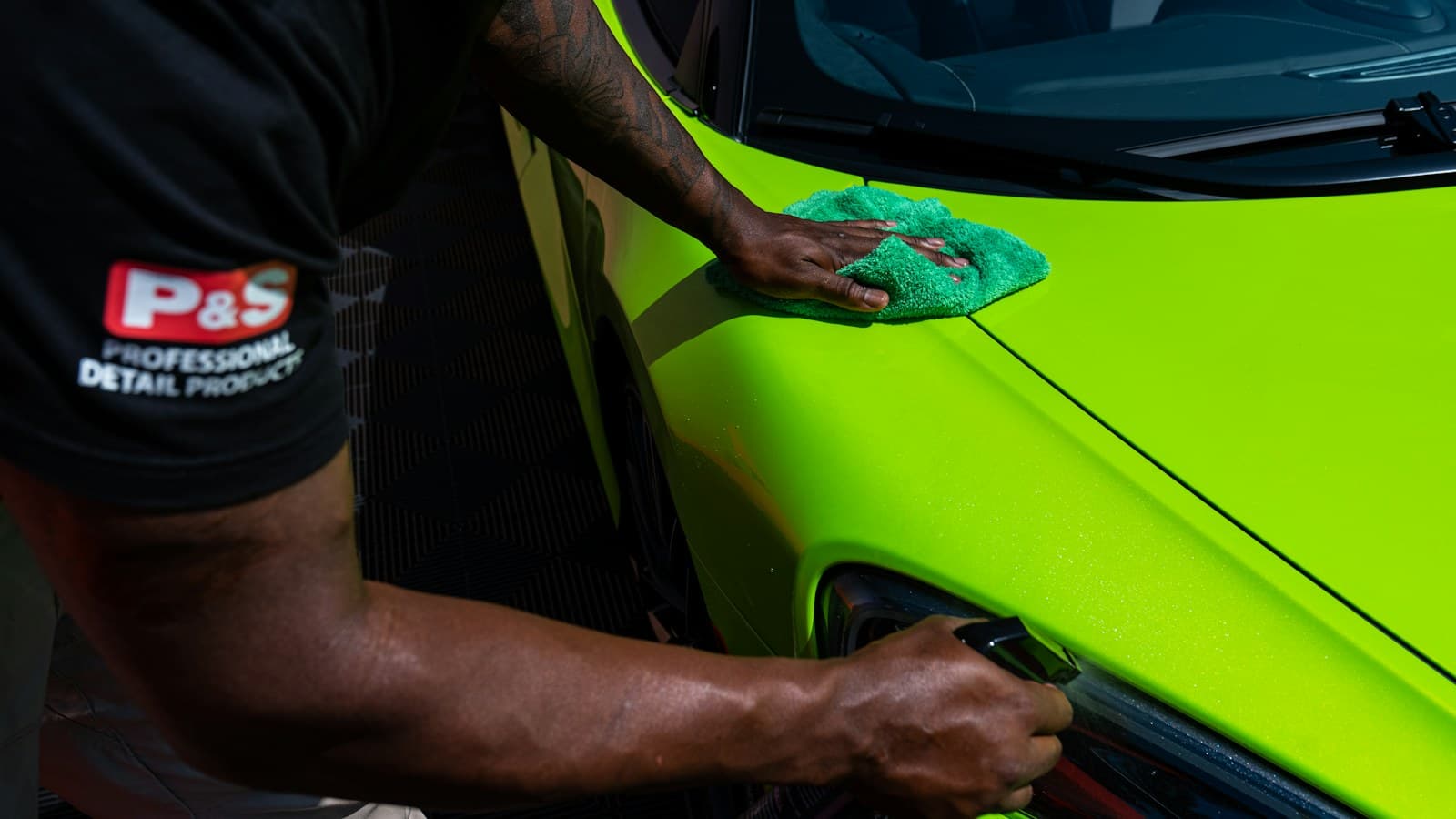 Специалист ухаживает за спортивным автомобилем